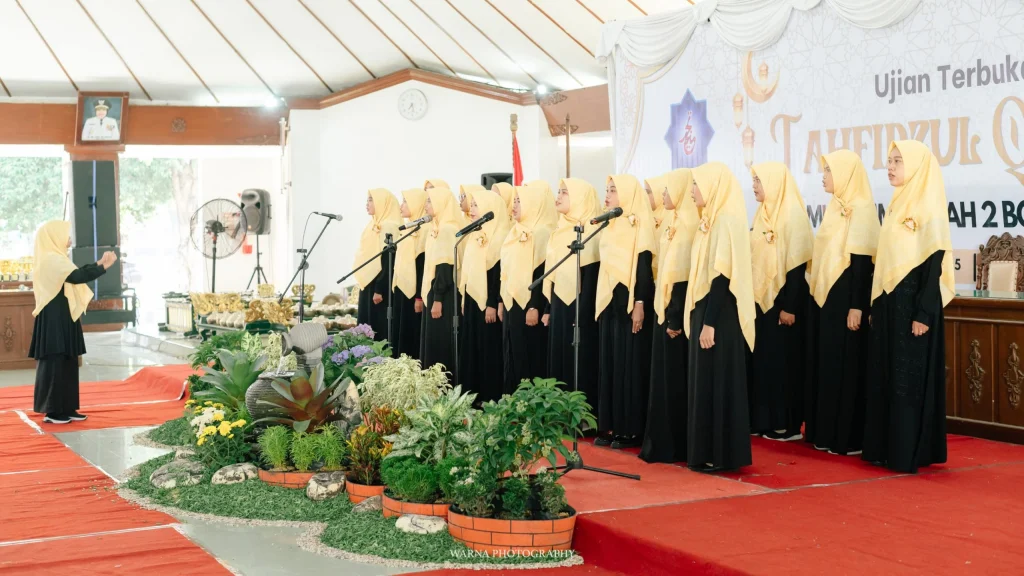 Persembahan Guru dan Pegawai pada Ujian Terbuka SD Mudabo