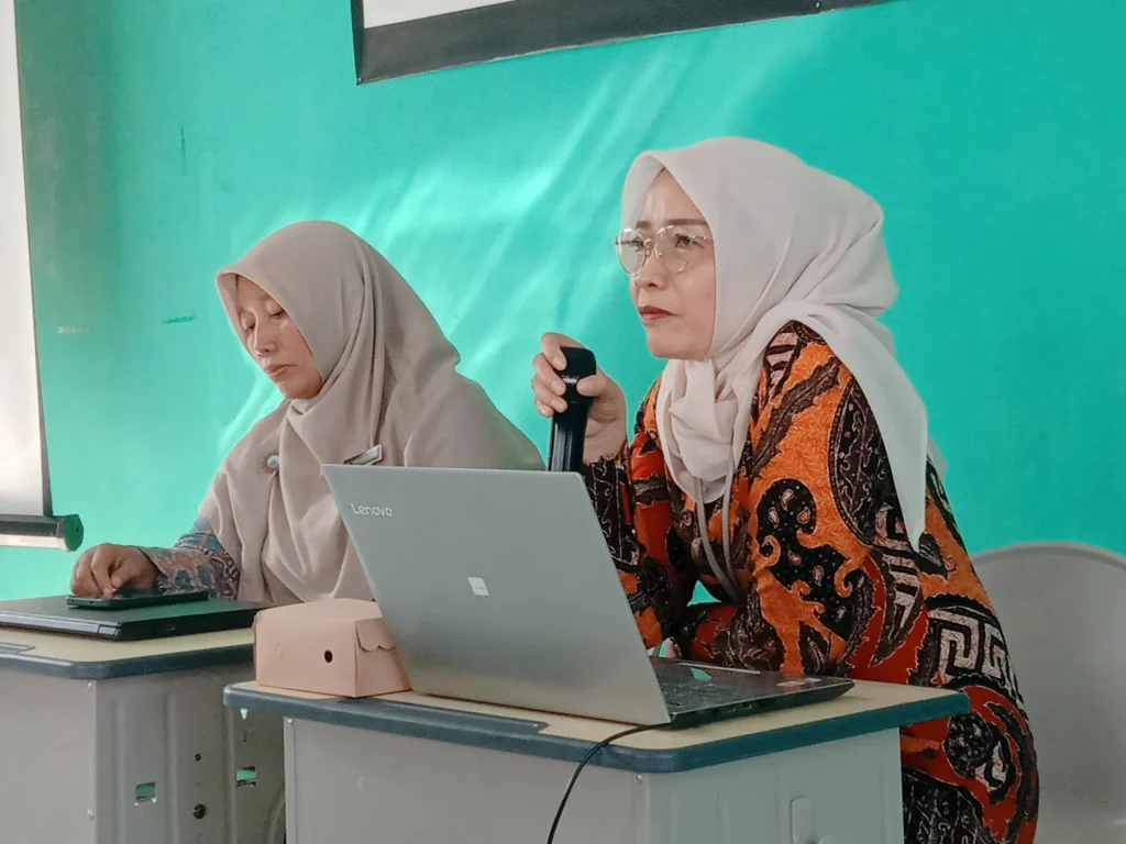 Pengawas Dinas Pendidikan Kota Blitar Kenalkan Padlet.com saat Brainstorming KSP