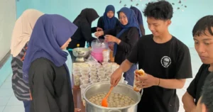 Asyiknya Setelah Ujian! Siswa SMA Muhammadiyah 1 Blitar Masak Bakso dan Es Campur