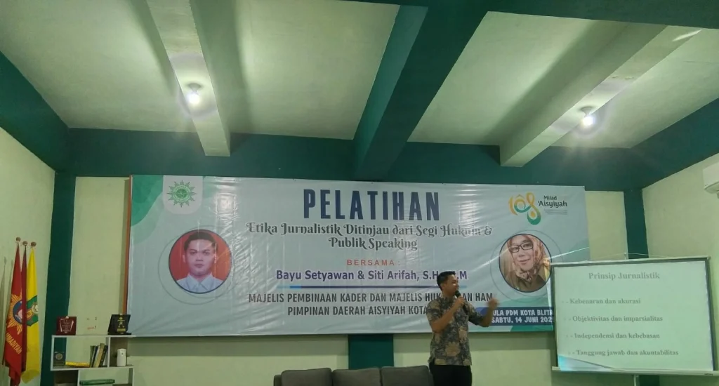 Mengupas Sisi Hukum dan Public Speaking, Perwakilan Guru SMP Muhammadiyah 1 Blitar Ikuti Sosialisasi Etika Jurnalistik