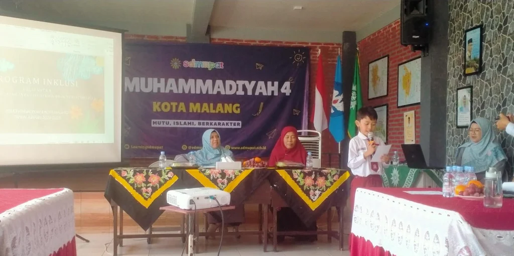 Guru SD Mudisa Jember Terpukau atas Penampilan Puisi Reksa saat Studi Tiru Sekolah Inklusi di SD Mupat