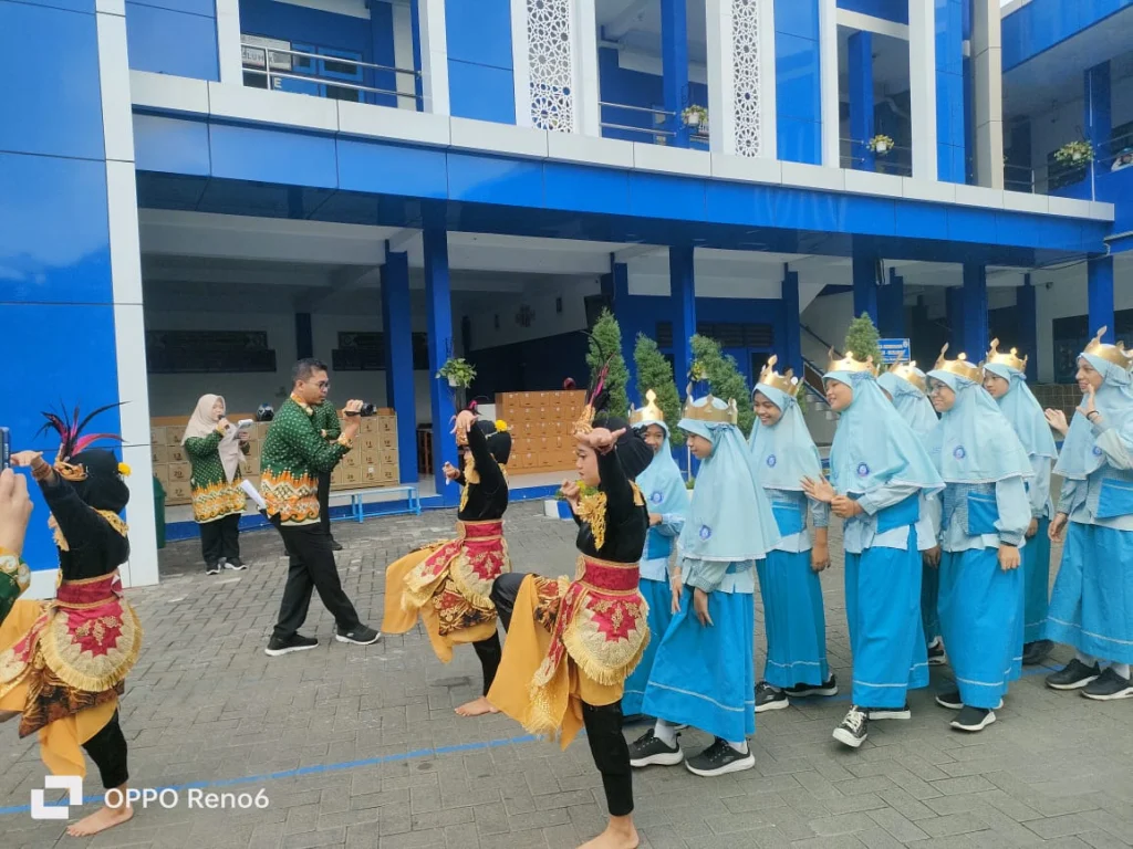 Meriahkan Kelulusan, SDMM Suguhkan Arak-Arakan Penuh Nuansa Budaya Jawa Timur