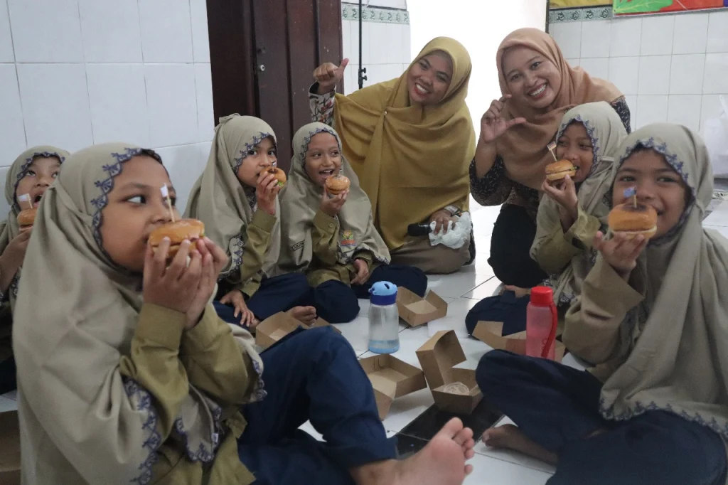 Edukasi Kreasi Burger Mini lewat Orang Tua Mengajar Sekolah Inovatif Jagir