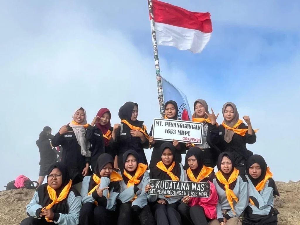 SisPala Muda SMK Muhammadiyah 2 Benjeng Sukses Taklukkan Gunung Penanggungan