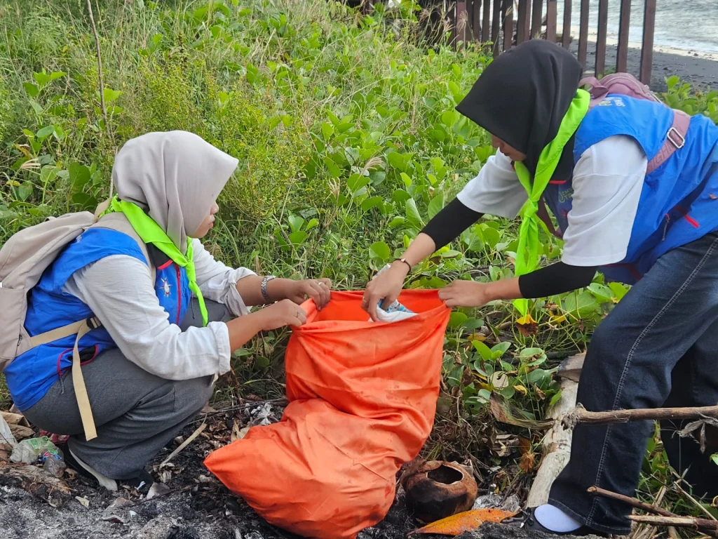 Kader Lingkungan SMK Models  Sukseskan Gerakan Wisata Bersih di Pantai Watu Dodol