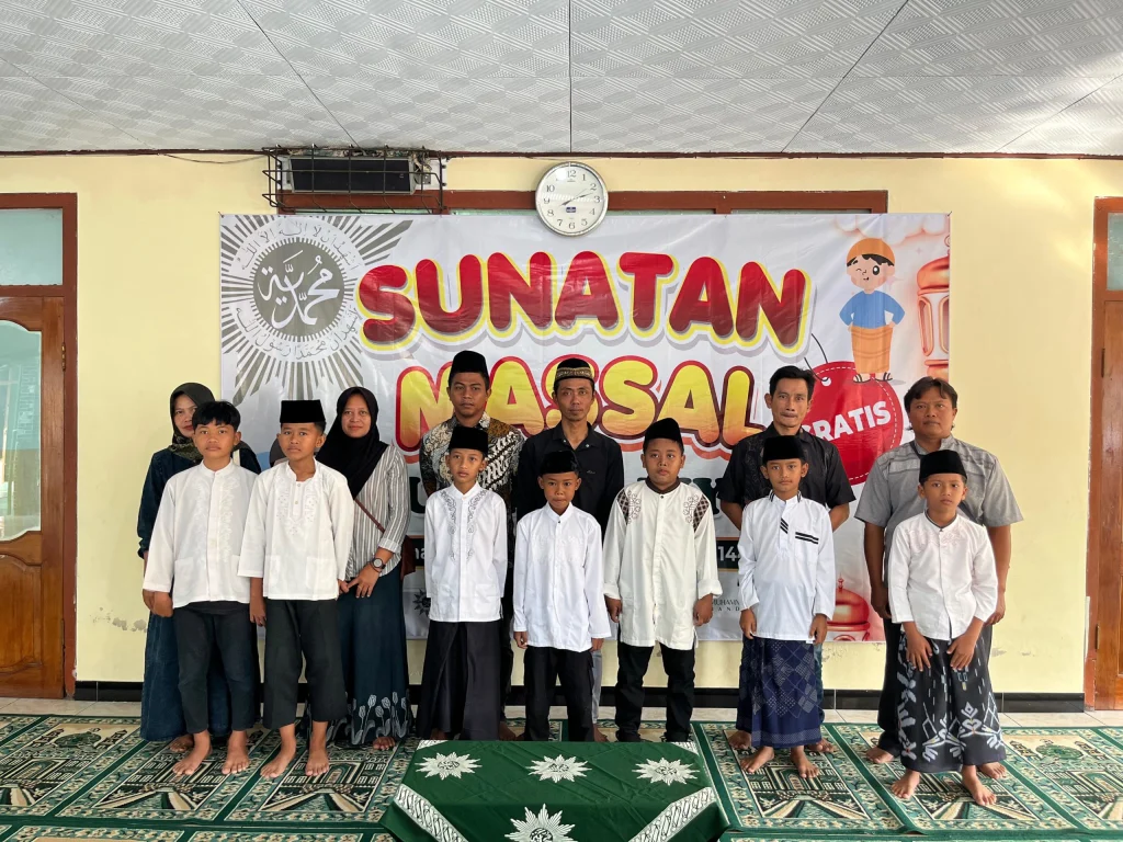 Anak-Anak Penuh Ceria Usai Sunatan Massal Muhammadiyah Sumbergempol: Senang, Dapat Hadiah!