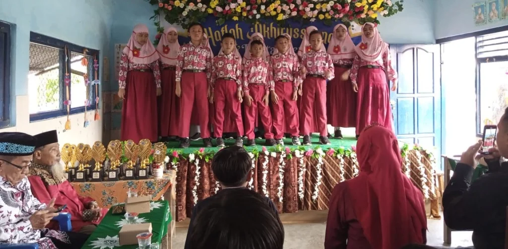 Padus Siswa-siswi MIMMO Syahdukan Suasana Pentas Seni