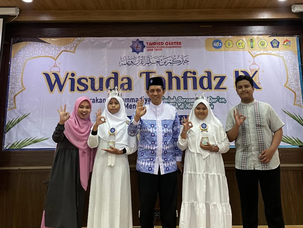 Dua Hafidzah Cilik SD Mumtaz Bersinar dalam Wisuda Tahfidz Akbar Tajdied Center Jatim