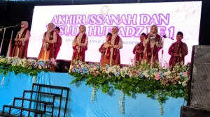 Persembahan Siswa Kelas VI Sukses Buat Haru Tamu Undangan, Orang Tua, dan Asatidzah
