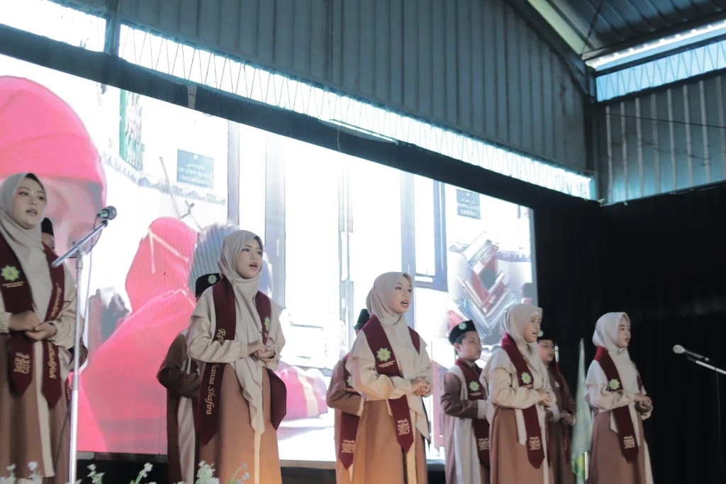 Prosesi Wisuda Ke-I SD Musaka Diwarnai Keunikan dan Penuh Kreatifitas Drama