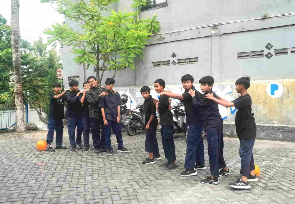 Kompak! Siswa Spemia Adu Ketangkasan di Lomba Injak Balon dan Estafet Tepung