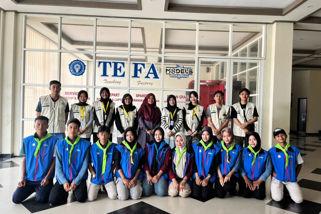 SMK Models dan Mahasiswa UGM Bersatu Menjaga Alam Siliragung