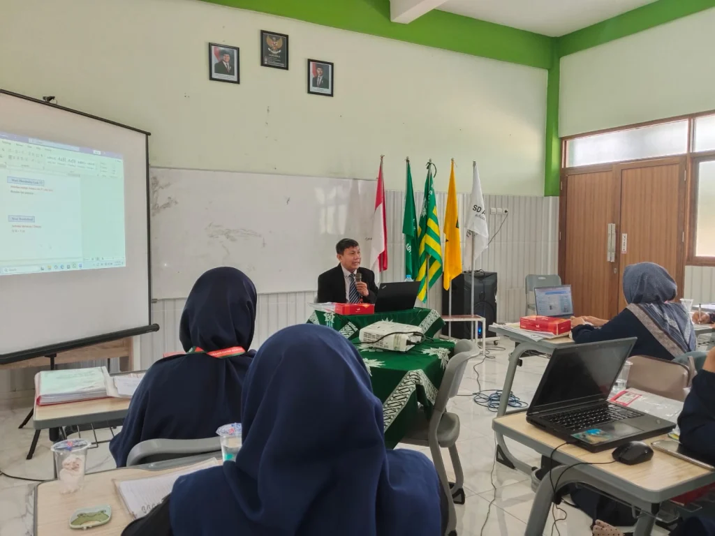 SD Almadany Gresik Tingkatkan Kualitas Guru melalui Pelatihan Menulis Modul