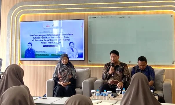 Literasi Ilmiah Masuk Pesantren: Program Pengabdian UMM di PPI Abdul Malik Fadjar