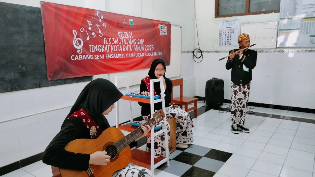 Tim Ansambel Musik SMP Muhammadiyah 8 Batu Sabet Juara 1 FLS2N 2025