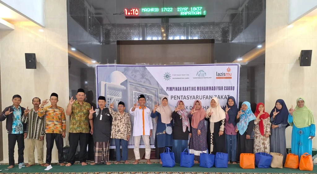 Peduli Sesama, KL Lazismu Masjid Assholihin Cakru Salurkan Rp10 Juta Zakat