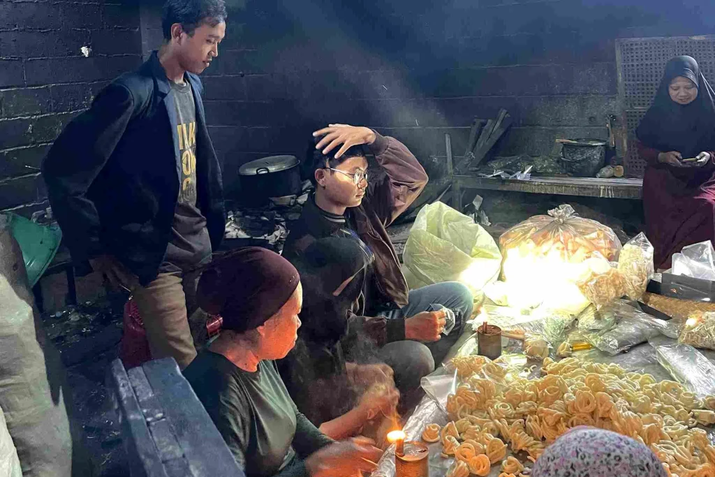 Safari UMKM, IMM Ekosentris UMG Susuri Jejak Kerupuk Legendaris Bu Lilik