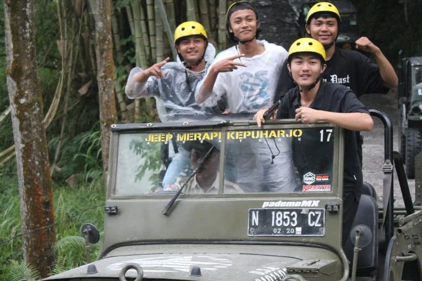 Keseruan Siswa Teknik Alat Berat SMK Models Jelajahi Wisata Lava Tour Merapi