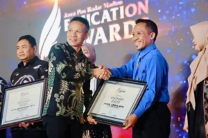 Buktikan Kualitas Unggul, Kepala SDMT Ponorogo Raih Visionary Leader Award
