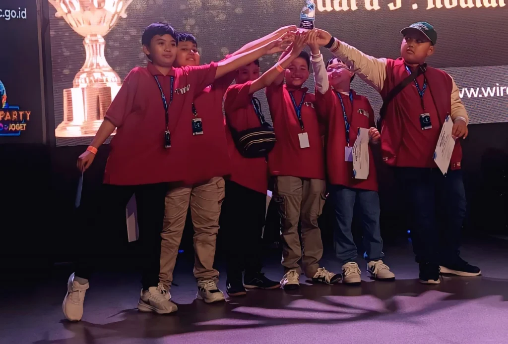 Tim Robotic SD Muhammadiyah 3 ICP Sumberrejo Raih Juara Nasional di Wonderful Indonesia Robot Challenge 2025