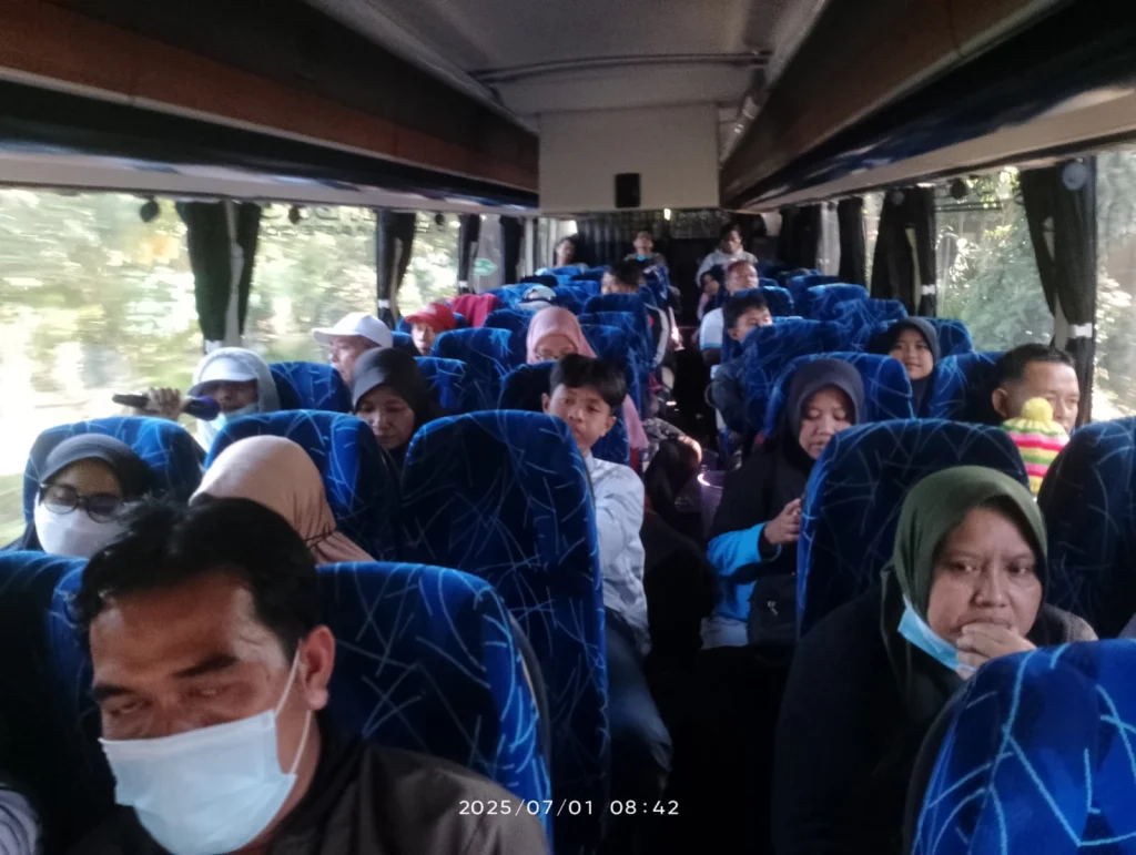 Merajut Kebersamaan di Family Gathering, Ada Kehebohan di bus 5 MadtsaMutu Pondok Modern Paciran
