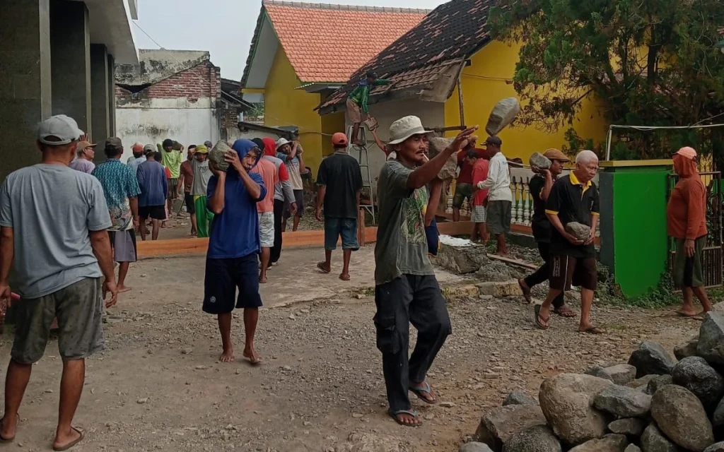 Gotong Royong Penuh Semangat Warnai Awal Pembangunan Tahap Ketiga Masjid Assholihin Cakru