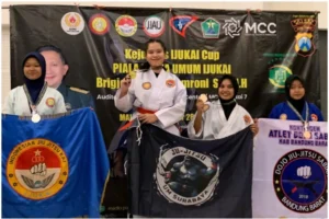 Prestasi Mahasiswa FH UM Surabaya di Kejurnas IJUKAI Cup IV