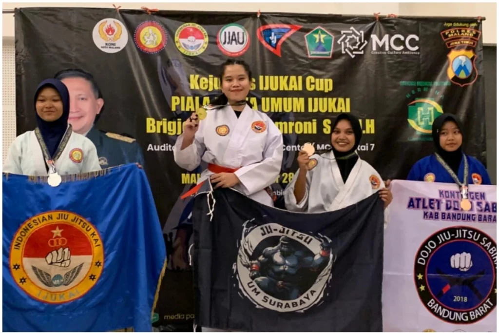 Prestasi Mahasiswa FH UM Surabaya di Kejurnas IJUKAI Cup IV