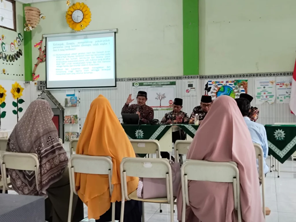 Kuatkan Ideologi Muhammadiyah, Pembinaan Guru dan Karyawan PCM Kebomas Bahas MKCHM