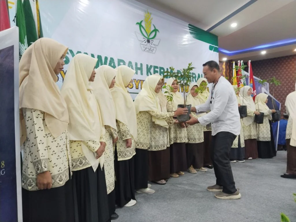 Dukung Gerakan Lingkungan Hijau: PDNA Banyuwangi Serahkan Bibit Tanaman di Musykerda 1