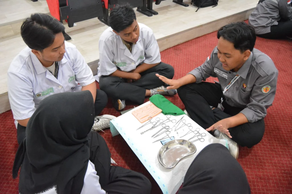 Diklat Medis FK UM Surabaya: Latihan Manajemen Luka bersama Dokter Bedah