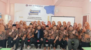 Sepuluh Langkah Pembelajaran Berbasis Bukti Disampaikan pada In House Training di SDM 3 Surabaya