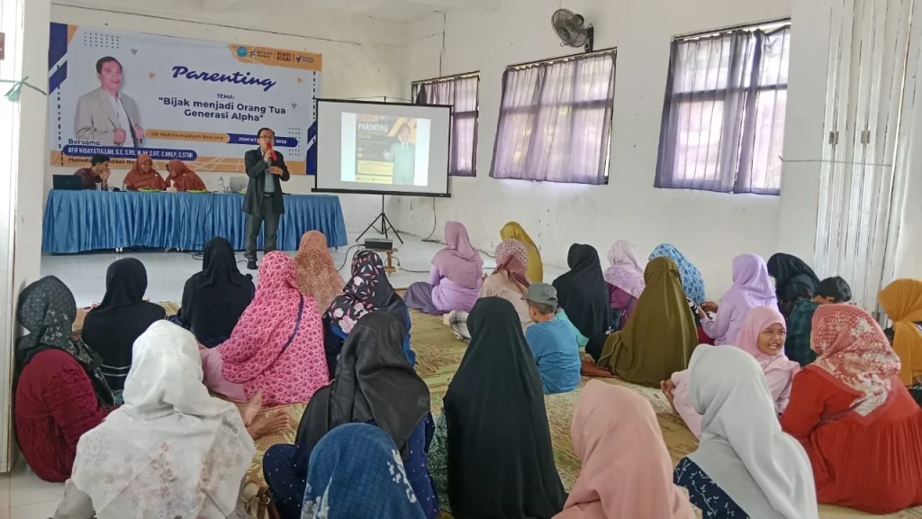 Aula Dipenuhi Haru, Parenting SD Muhammadiyah Benjeng Sentuh Hati Orang Tua