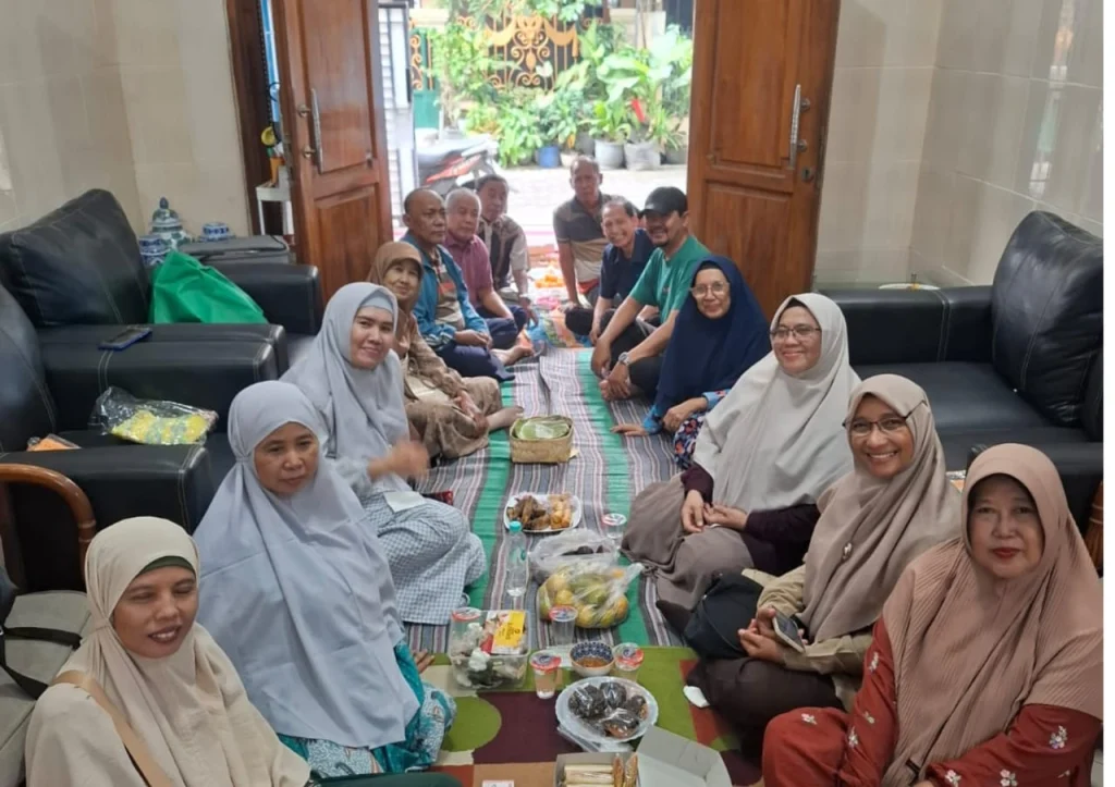 Pensiun Bukan Akhir, Eks Guru SMP Muhammadiyah 1 Surabaya Guncang Batasan Usia Dengan Komunitas KONCO LAWAS