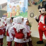 Hadirkan Badut Mickey Mouse dalam MPLS Ramah di SD Muhammadiyah Kota Blitar