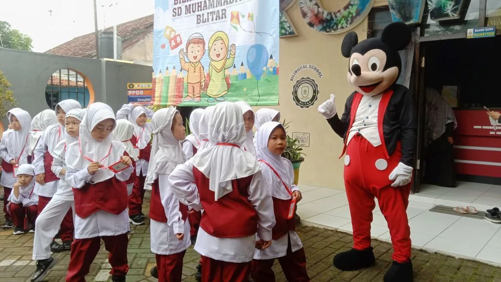 Hadirkan Badut Mickey Mouse dalam MPLS Ramah di SD Muhammadiyah Kota Blitar