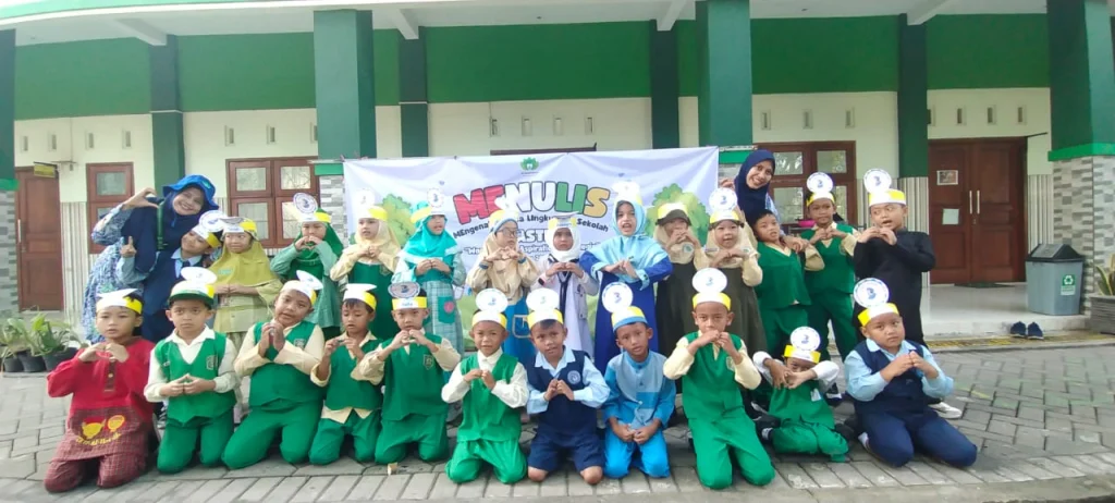 Menulis: MPLS Mengasyikkan Ala SD Almadany