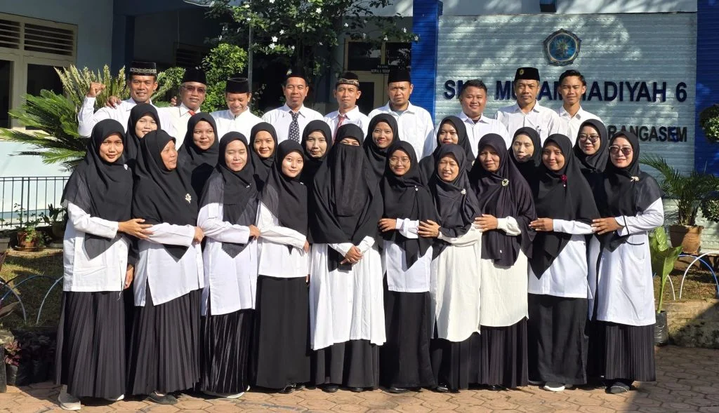 Sambut Tahun Ajaran Baru, Bapak Ibu Guru SMAMUSIX Karangasem Jadi Petugas Upacara