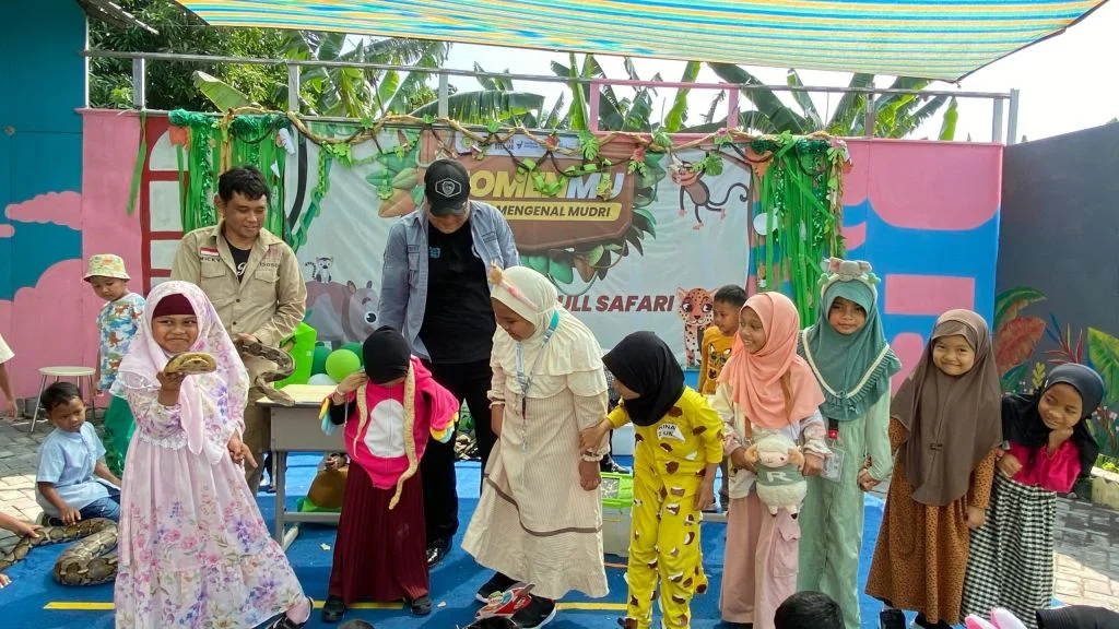Gelar Momenmu, SD Muhammadiyah 1 Driyorejo Ajak Siswa Edukasi Reptil Saat MPLS