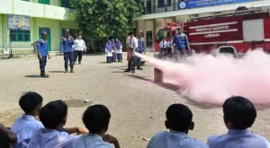 MPLS Hari ke Dua Panas! Siswa Baru SMPM Jipat Karangasem Unjuk Aksi Padamkan Api Bersama Damkar