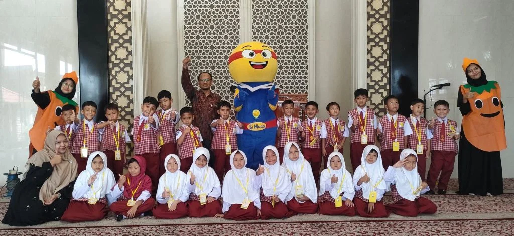 Suasana Ceria Warnai Hari Pertama Masuk Sekolah di Awal Tahun Pelajaran Baru