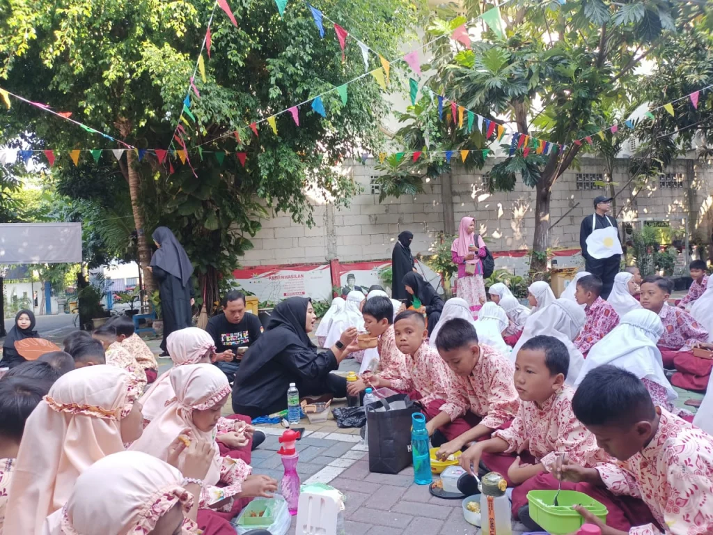 Penuh Kehangatan: SD Mugres Gelar Makan Sehat Bersama pada Hari Kedua Pensil Warna