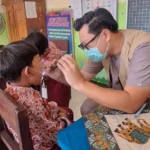Dokter Rofwiun dan RSI Aminah Blitar Lakukan Observasi Kesehatan SD Aisyiyah Jatinom