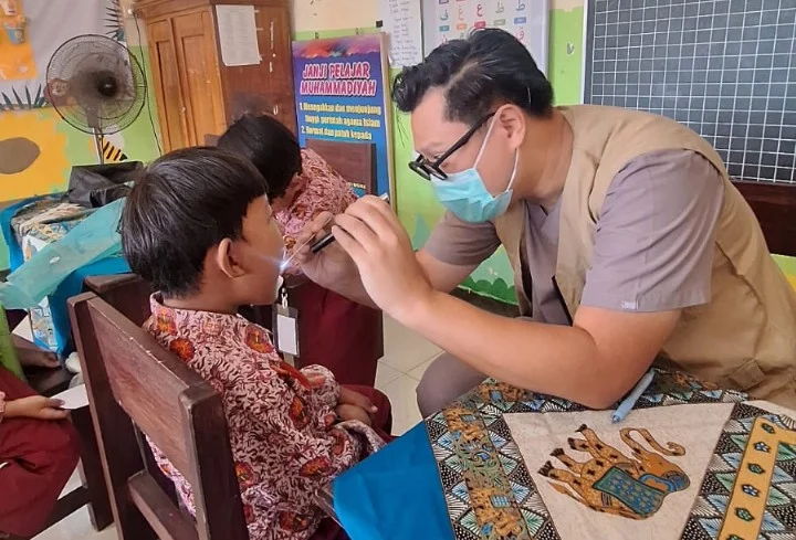 Dokter Rofwiun dan RSI Aminah Blitar Lakukan Observasi Kesehatan SD Aisyiyah Jatinom