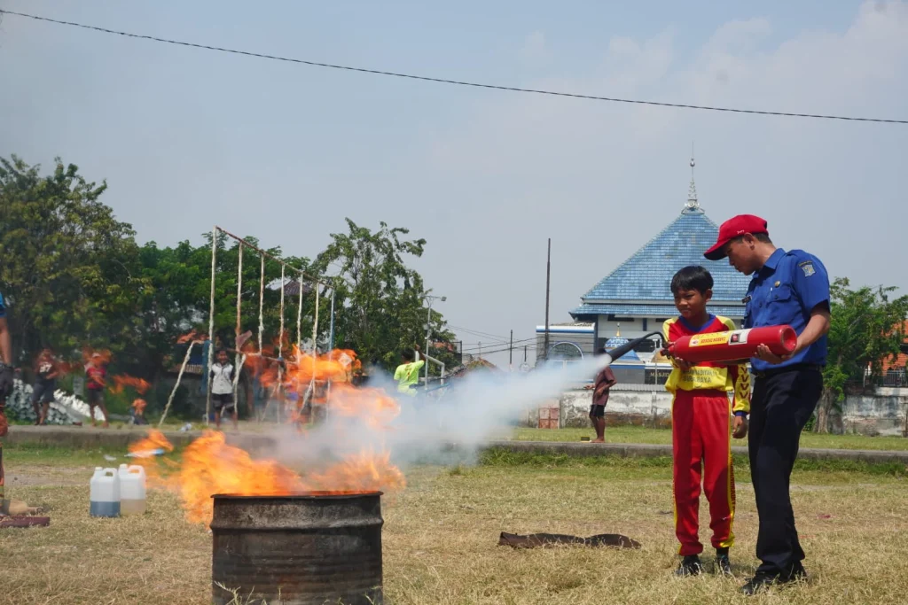 Antisipasi Kebakaran, Ratusan Siswa SD Muhlas Belajar Bersama Damkar