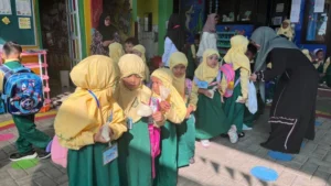 Bagi 215 Pudak, MPLS KB – TK Aisyiyah 38 Kota Baru Driyorejo Kenalkan Makanan Khas Gresik