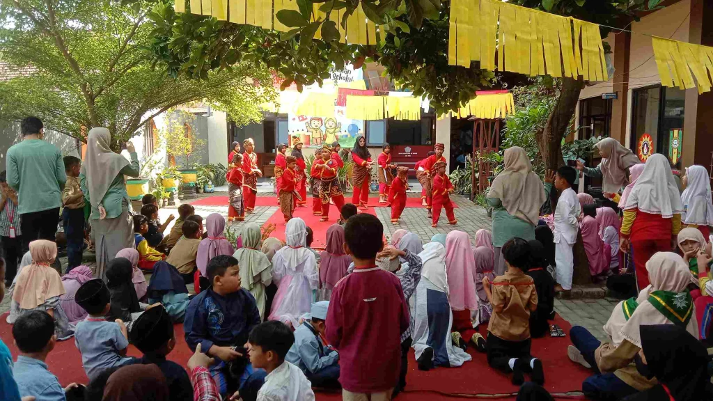 Meriah! Pentas Seni Warnai MPLS Ramah SD Muhammadiyah Kota Blitar