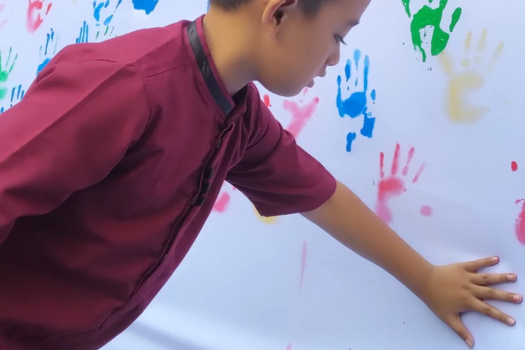 MPLS Berakhir, Siswa SD Muhammadiyah 18 Surabaya Ekspresikan dengan Cap Jari