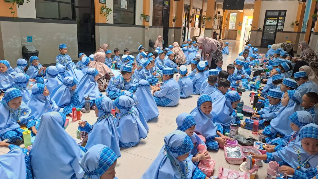 Makan Bergizi Bersama, SD Muhlas Akhiri MPLS dengan Penuh Semangat