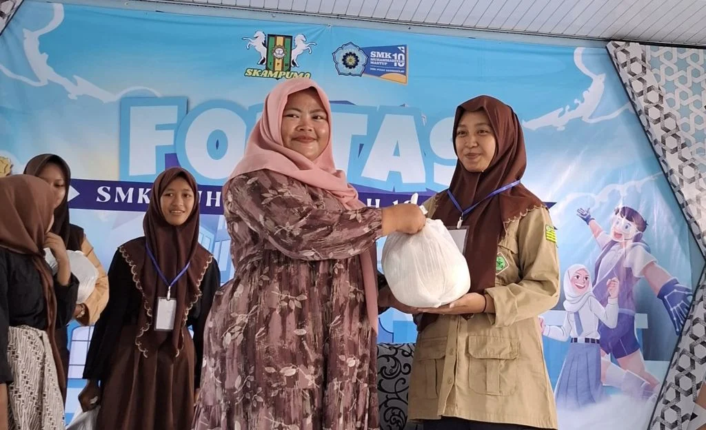 Penyerahan Sembako di Akhir Fortasi: Wujud Nyata Kepedulian Siswa SMK Muhammadiyah 10 Mantup